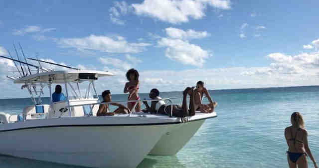 Bella Hadid ve Kendall Jenner’den, Hailey Baldwin’e parti