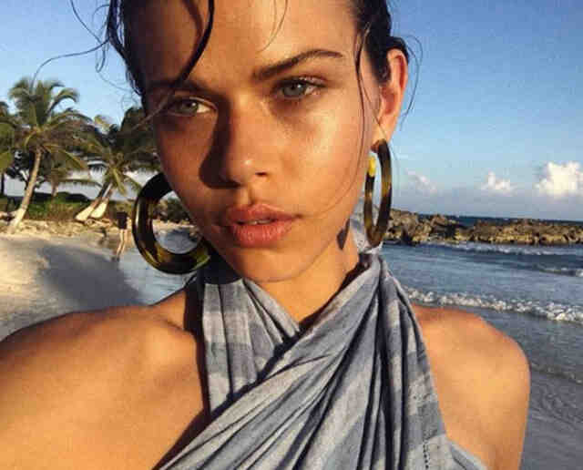 Victoria’s Secret meleği Georgia Fowler’dan üstsüz ‘günaydın’ pozu