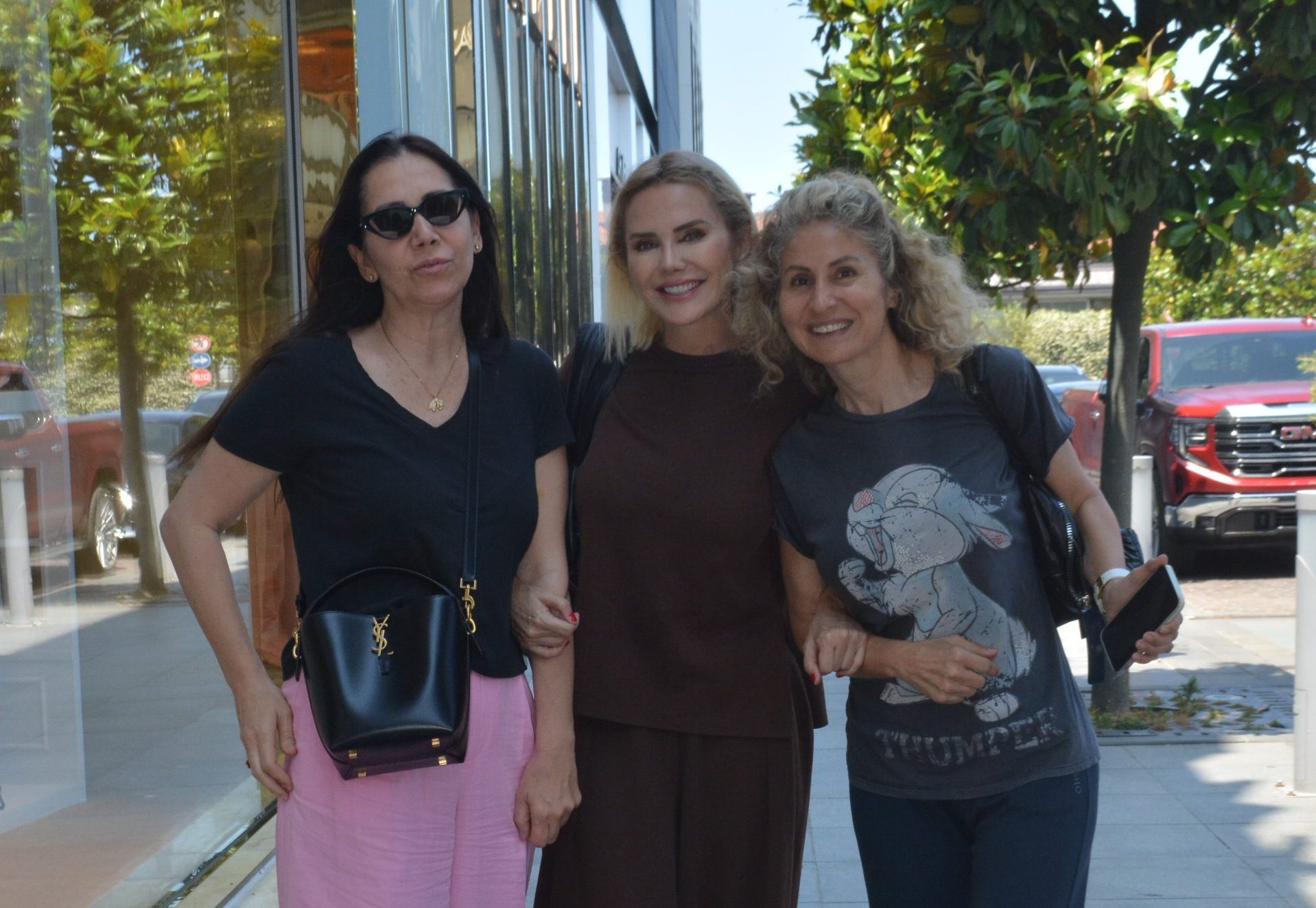 DOSTLARI İLE BULUŞTU