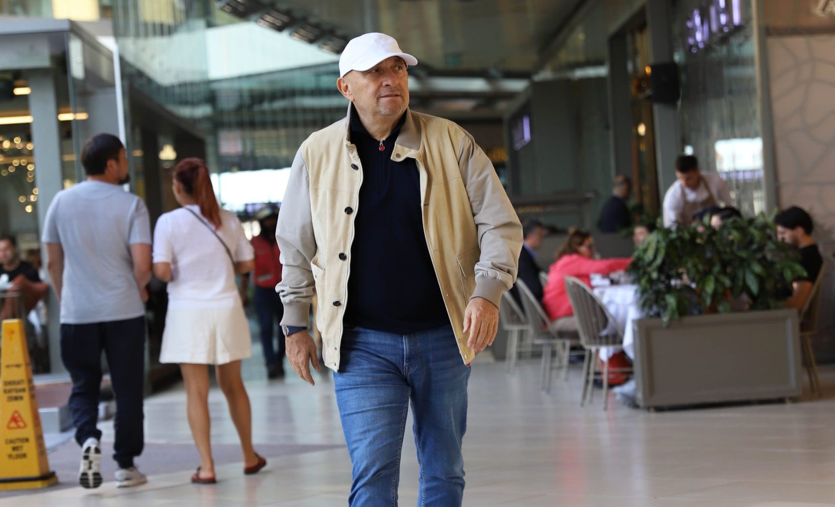 SİNAN ENGİN TARZIYLA DİKKAT ÇEKTİ