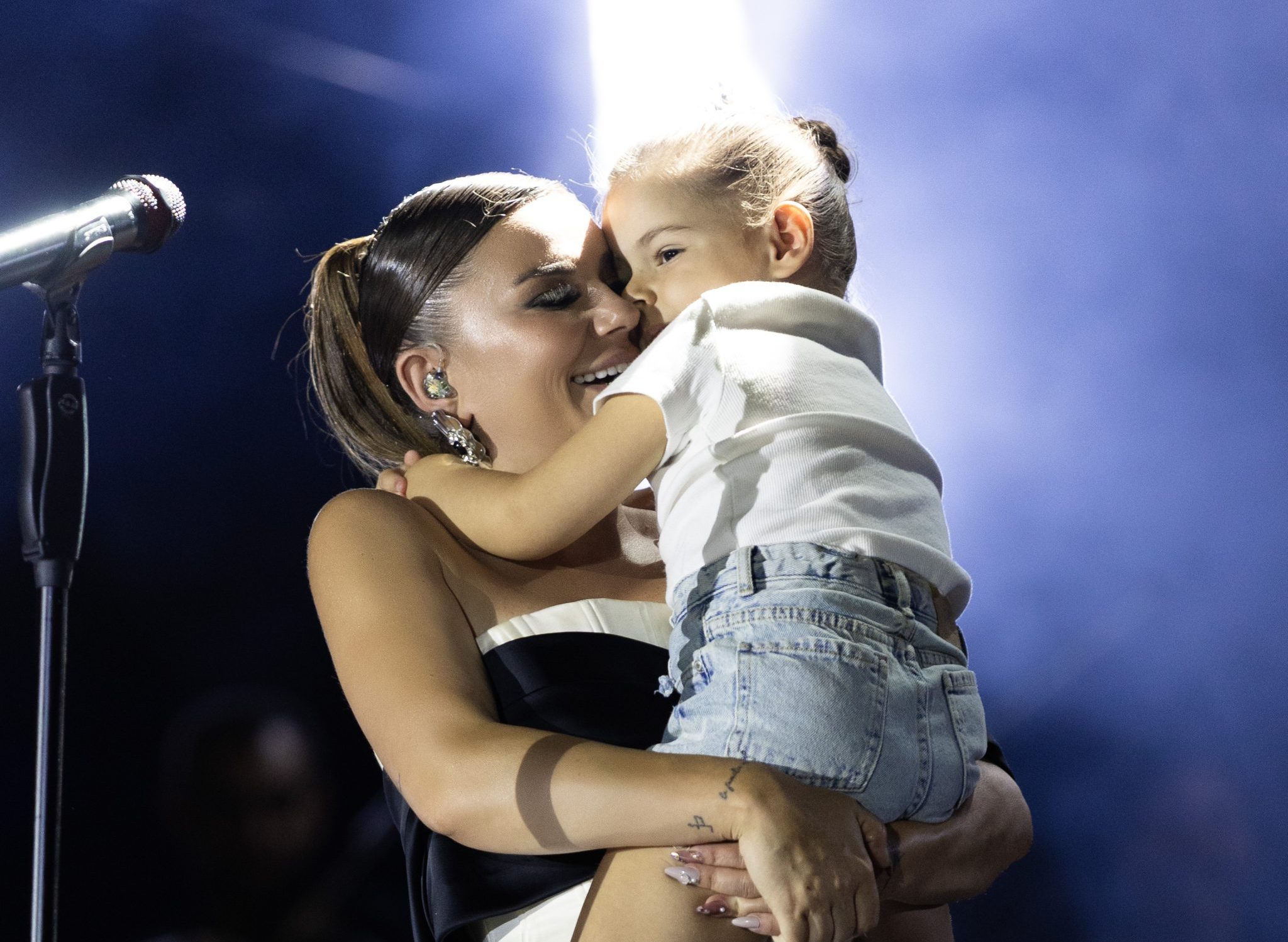 KIZIYLA İLK KEZ SAHNEDE!