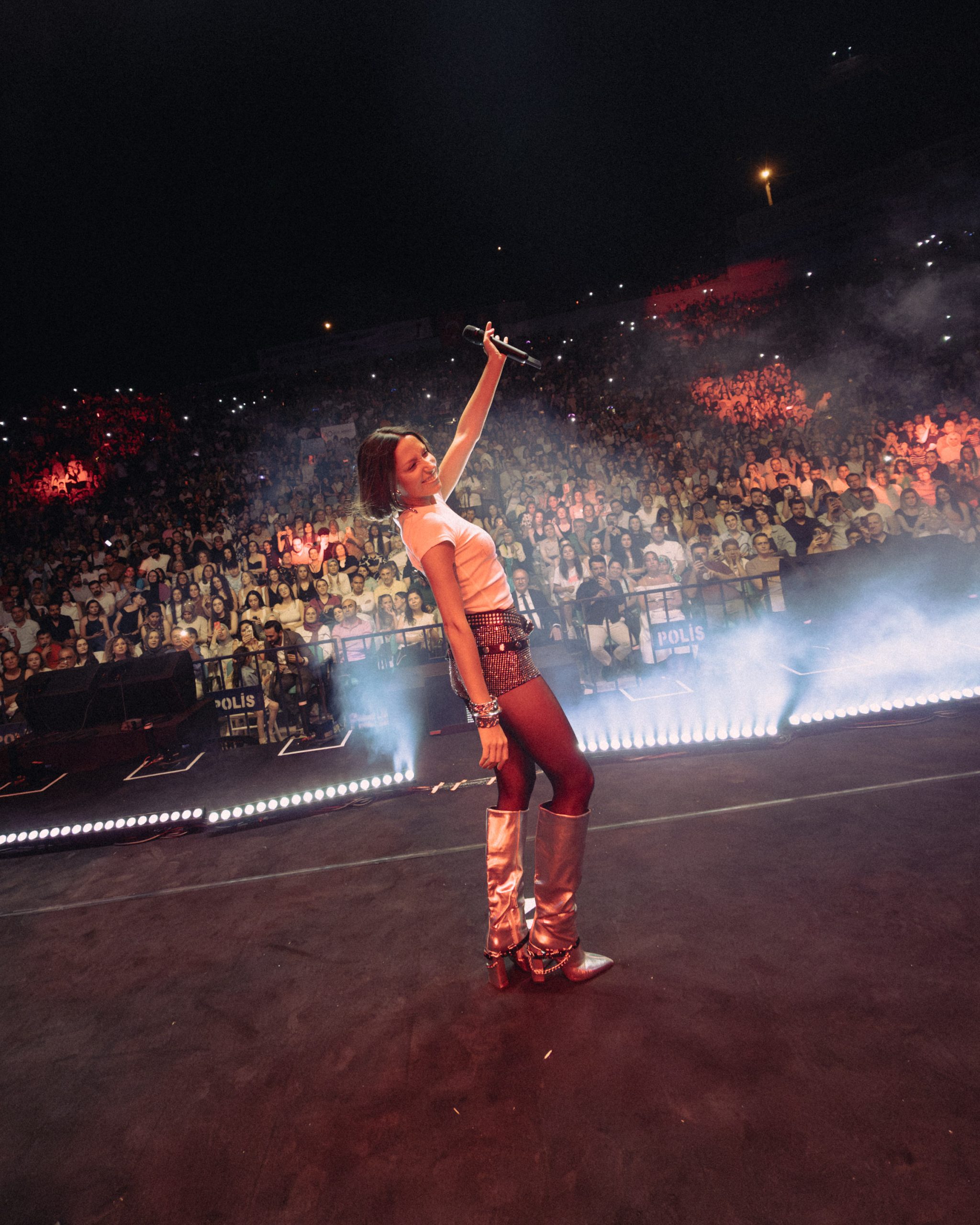 ZEYNEP BASTIK’TAN UNUTULMAZ KONSER!