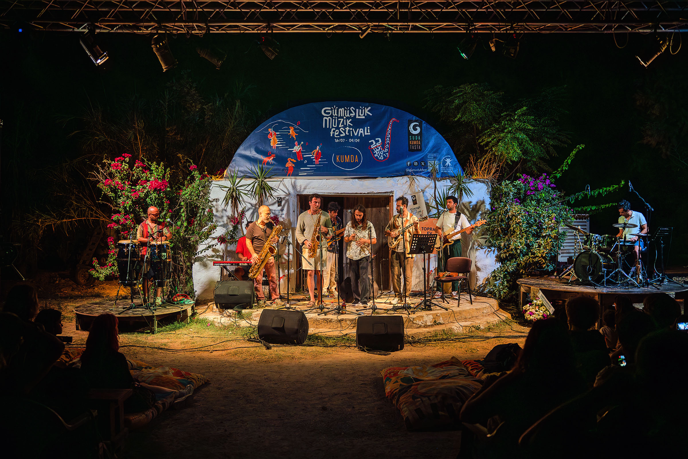 Deli Bakkal Gümüşlük’te festival sahnesine farklı bir renk kattı!