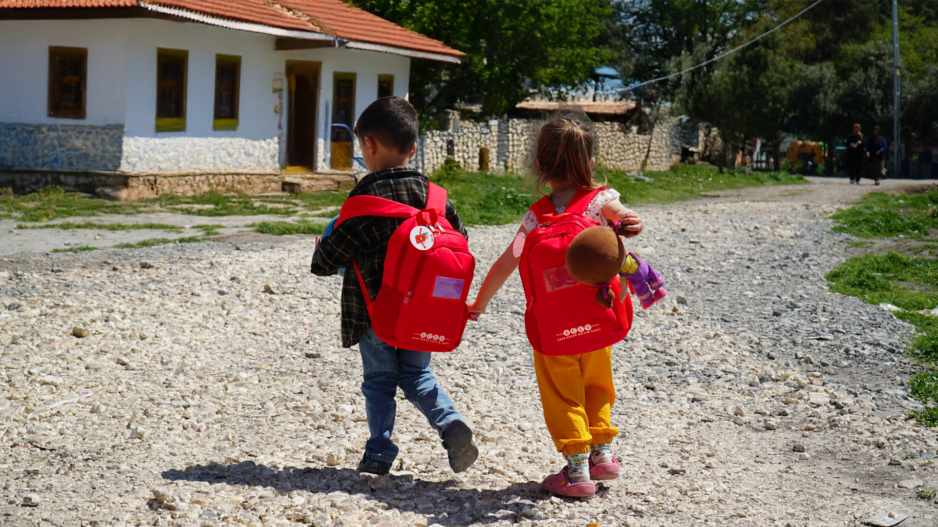 AÇEV’den okulun ilk gününde ihtiyaç sahibi çocuklara destek