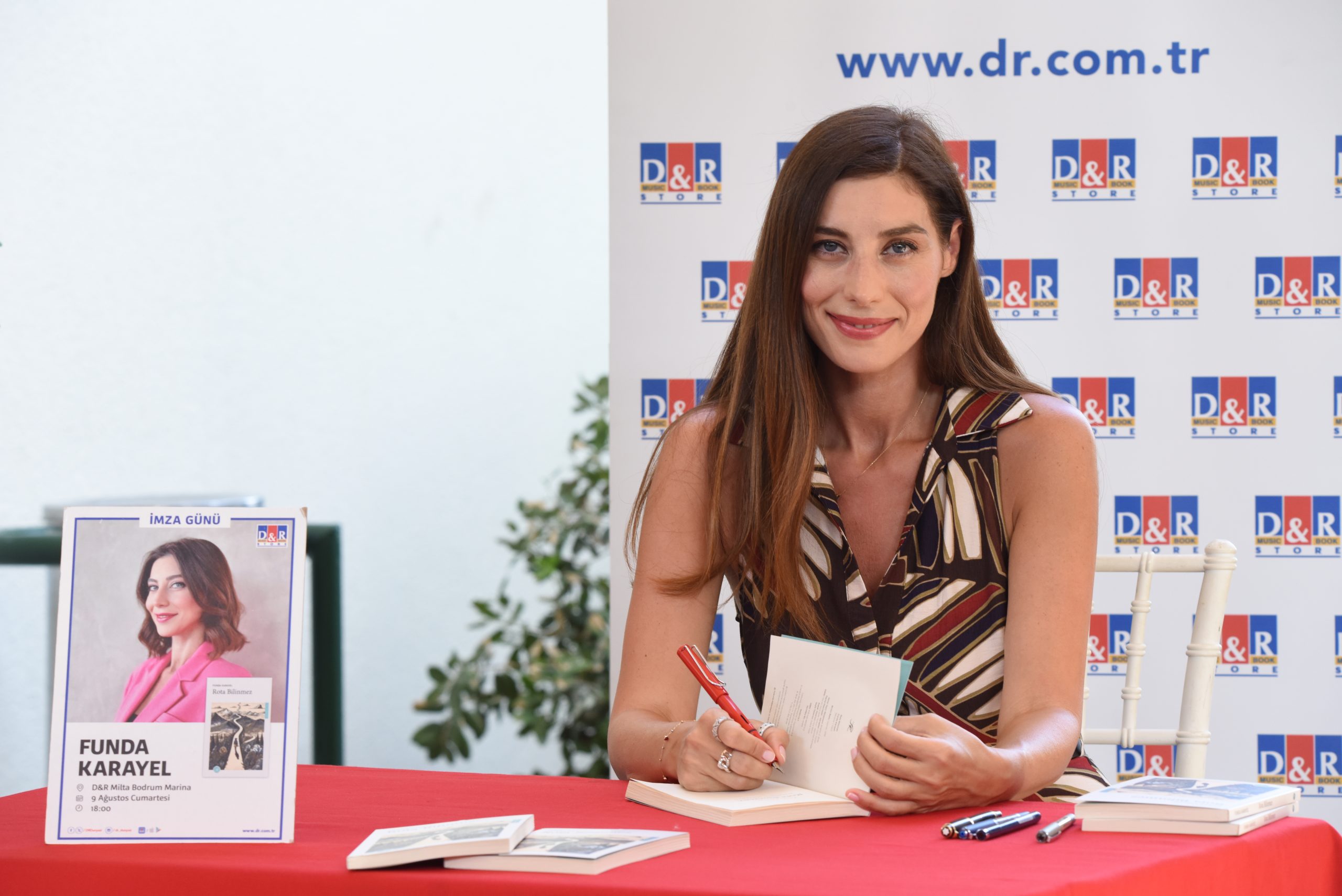 Bodrum D&R’da 3 saat süren imza kuyruğu!