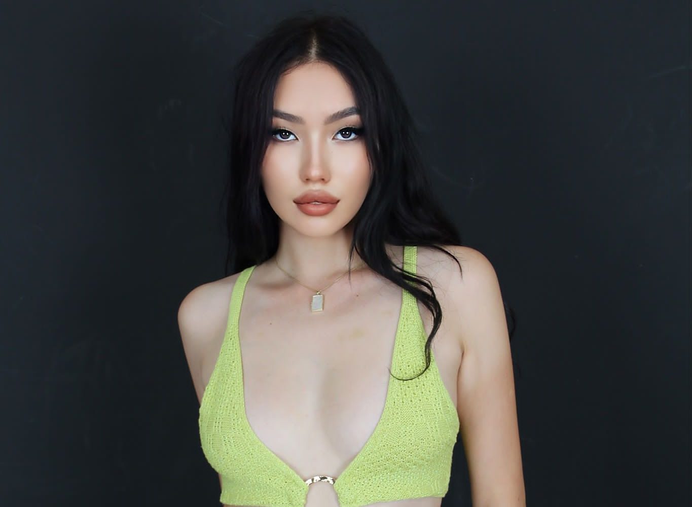 “21 Yaşındaki Kazak Model Sabina Nurtassova, Uluslararası Podyumlara Göz Kırpıyor”