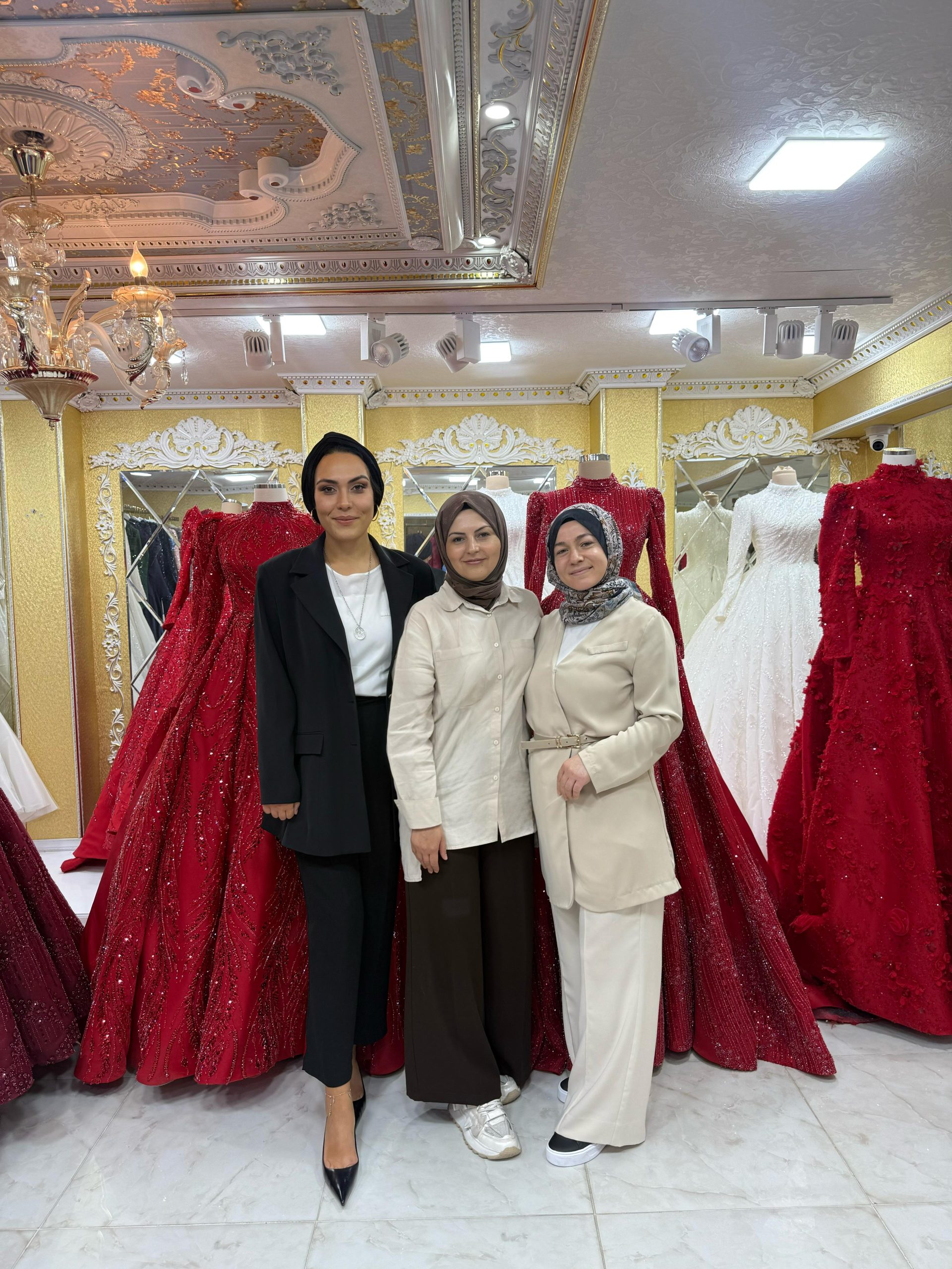 Hanedan Moda: Ümraniye’de Gelinlik ve Kınalıkta Açık Ara Lider