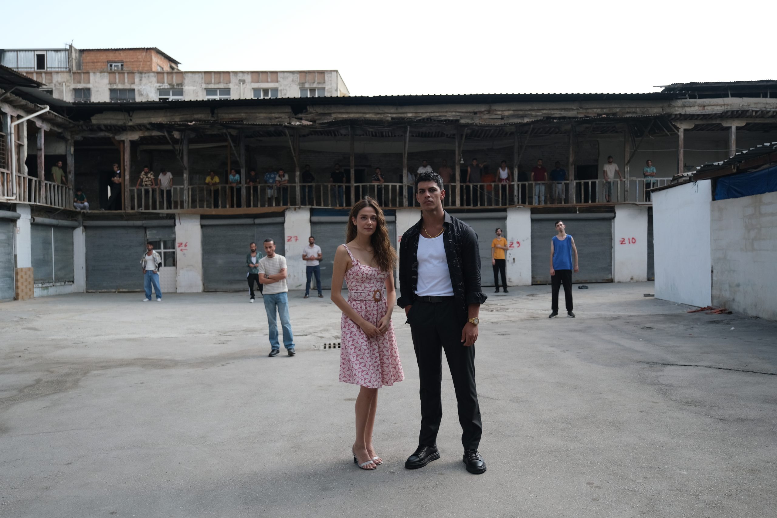 İKİ AİLE, İKTİDAR SAVAŞI VE SARSICI AŞKLAR…