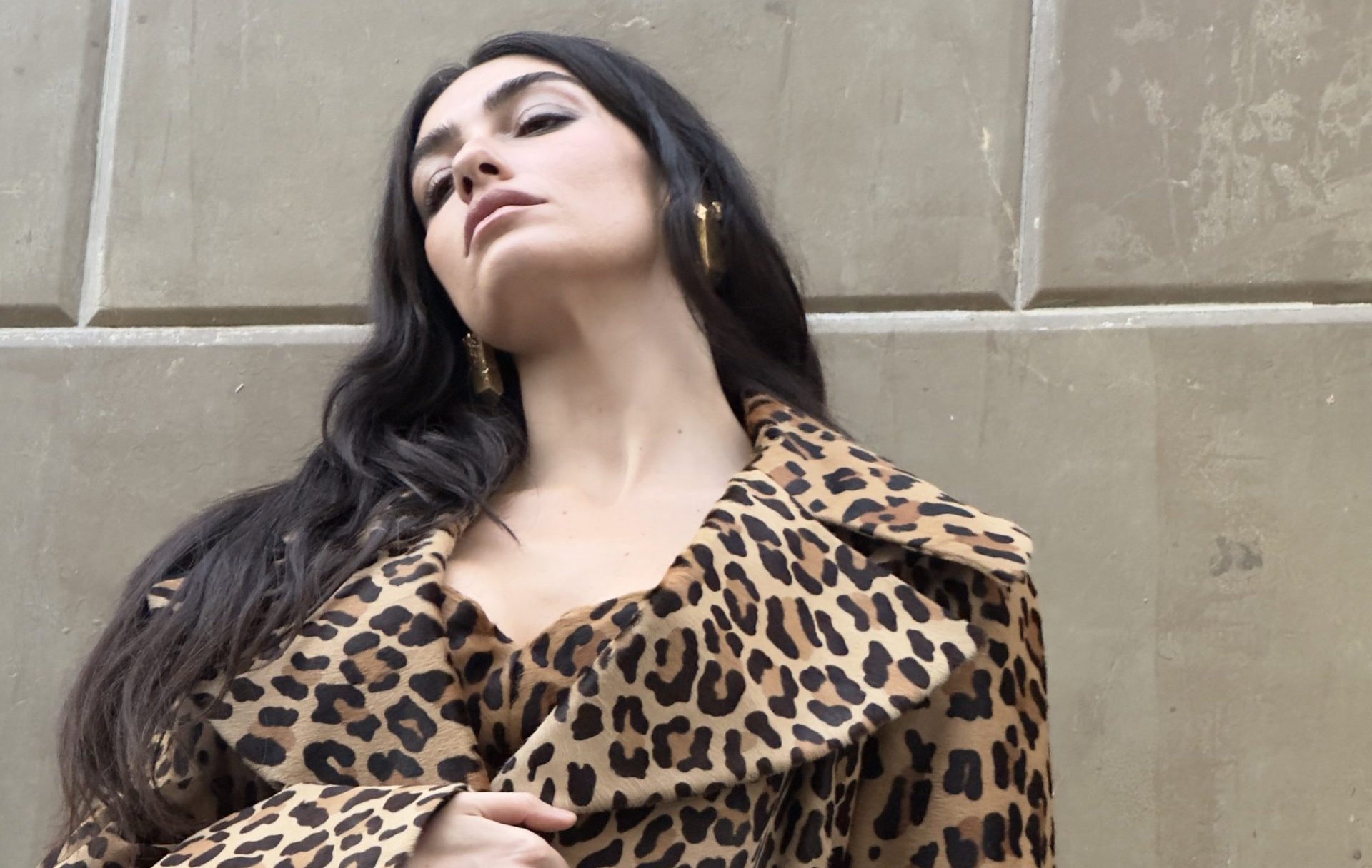 HAZAR ERGÜÇLÜ’DEN STİL FIRTINASI