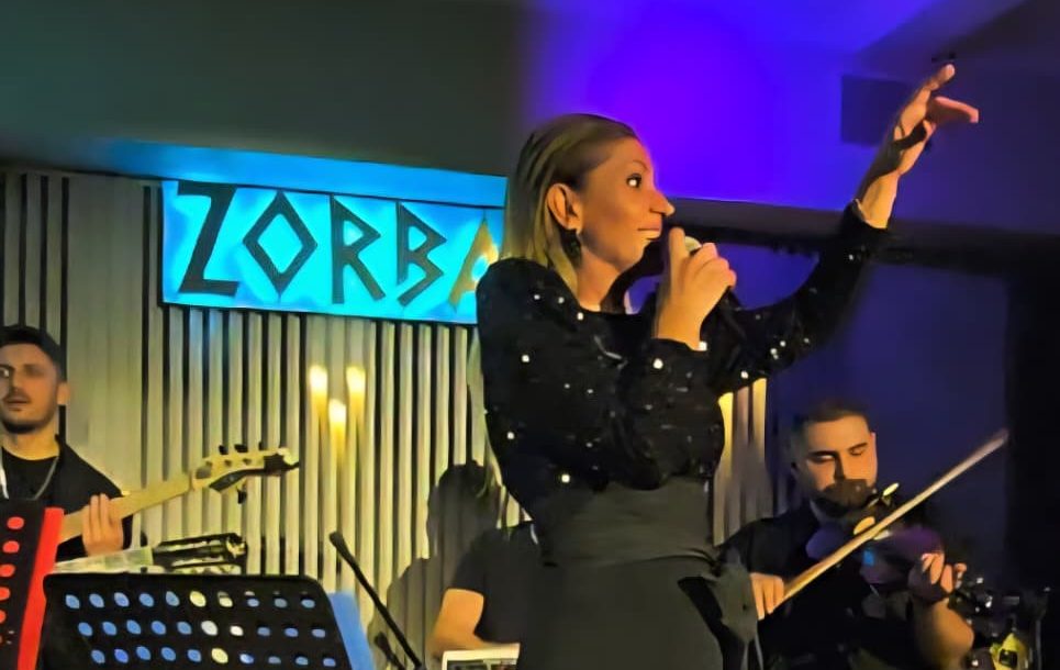 Zorba Taverna’da gelenek bozulmadı: Binlerce tabak havada uçuştu