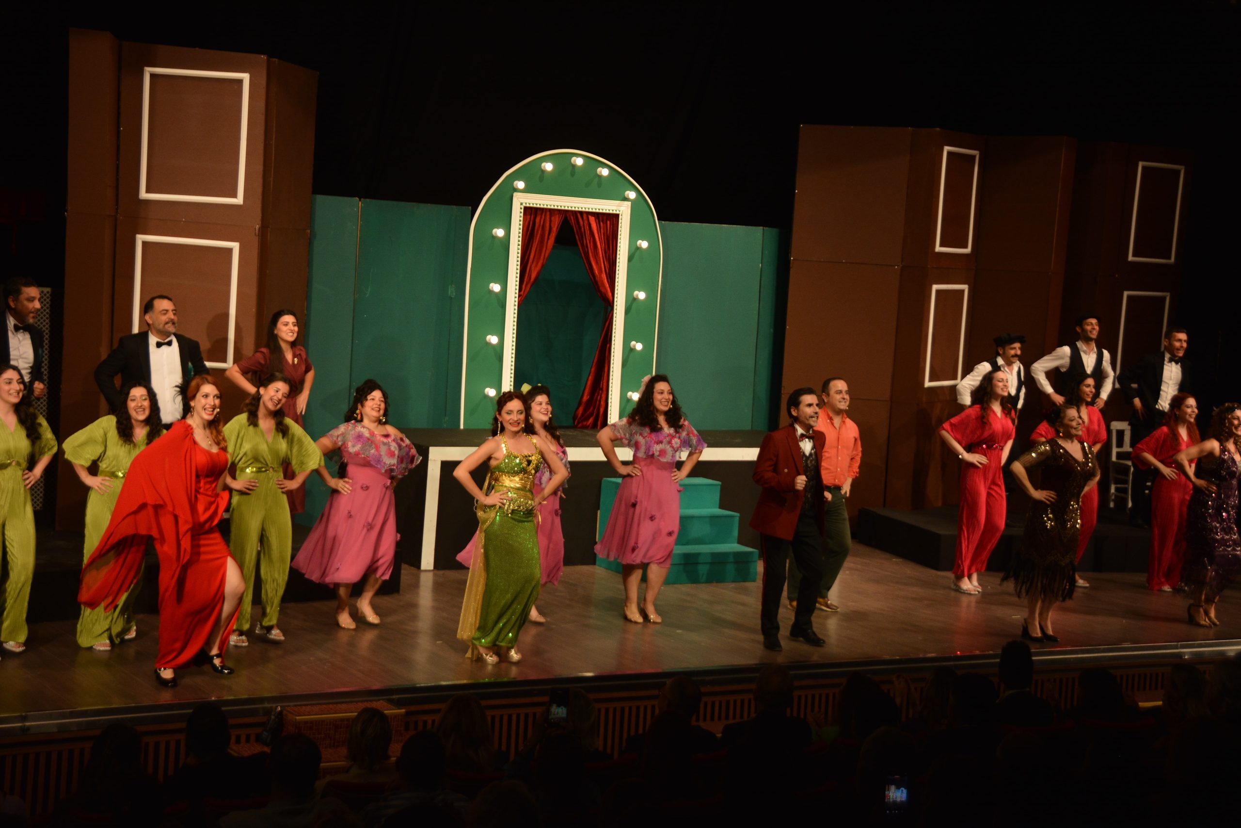 Haldun Dormen 98 Yaşında Yönetmen Koltuğunda!