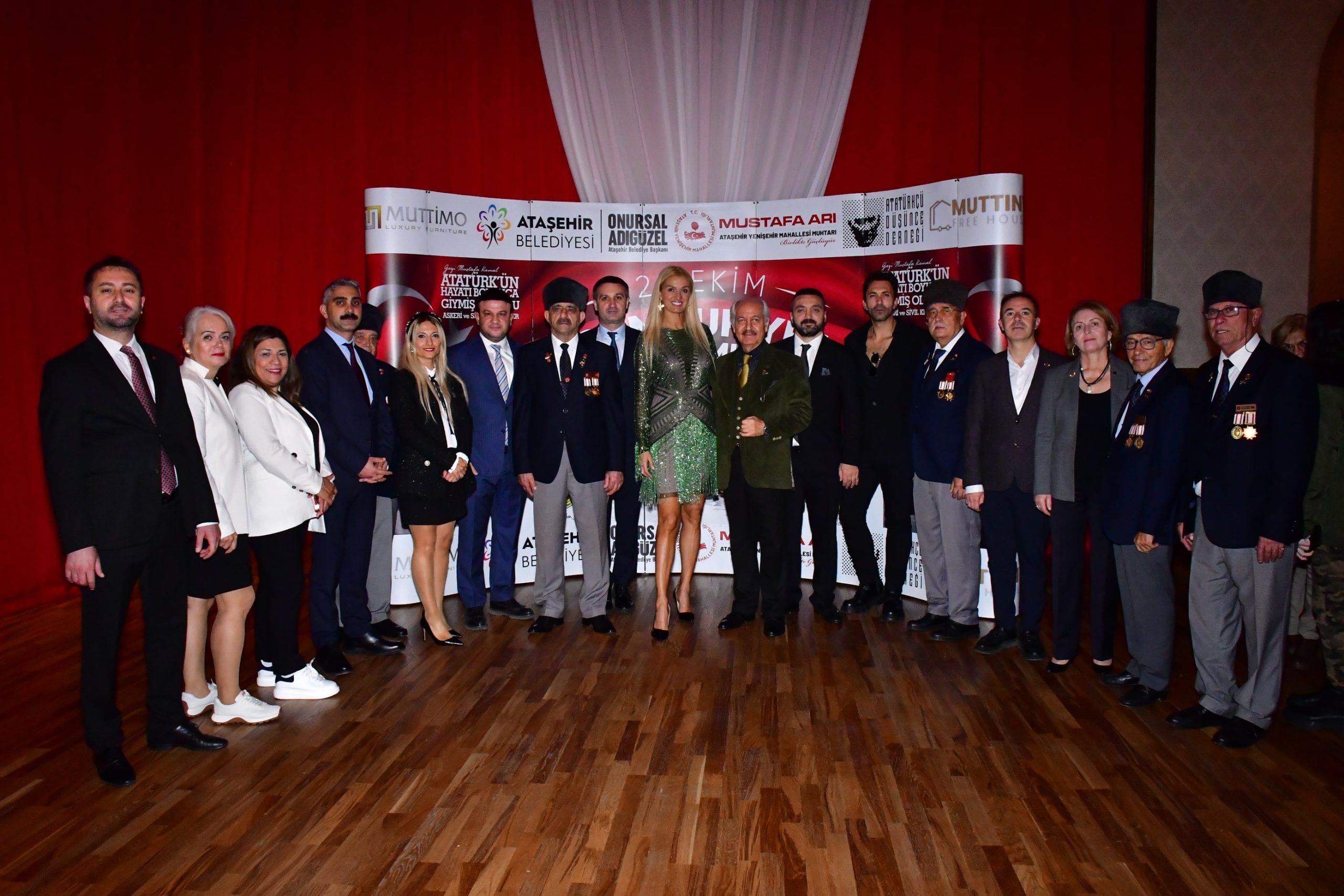 “Atamızın Kıyafetleri” Sergisi Ziyarete Açıldı