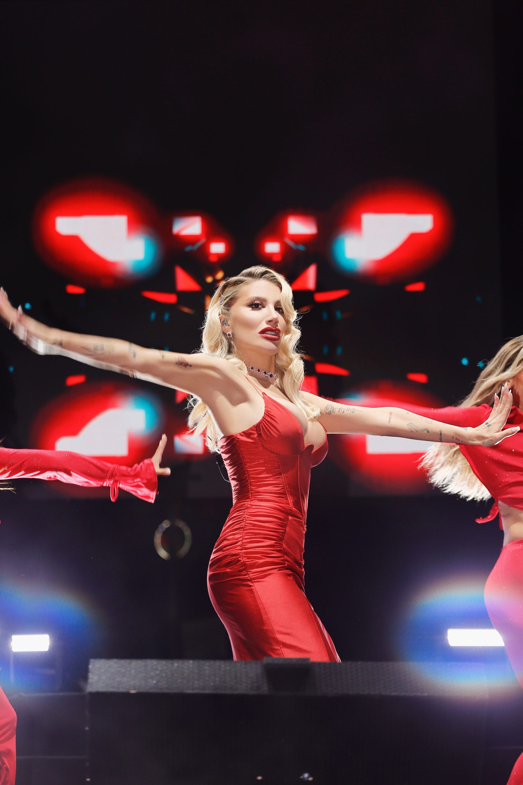 İrem Derici Durmuyor!