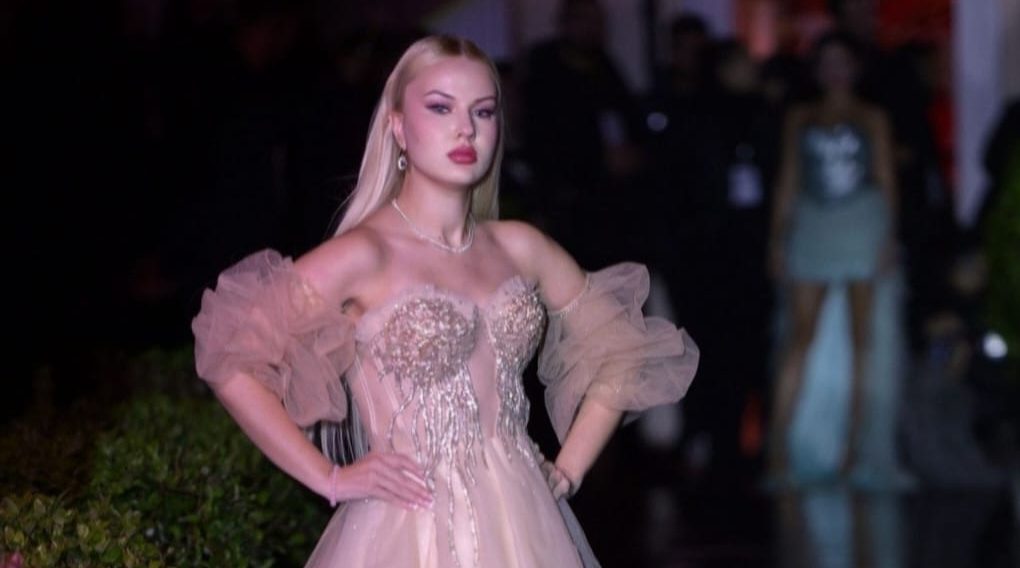 Aslı Pakel Güzelliğiyle Podyumda Dikkat Çekti