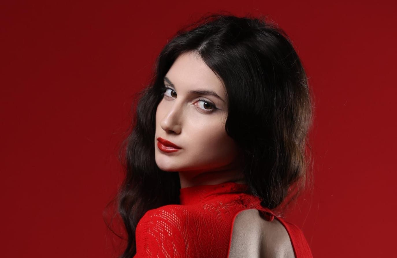 Beyza Sarı’dan Kırmızının Diliyle Cesur Bir Moda Manifestosu