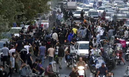 İRAN’DA ZOR GÜNLER: GERİLİMİN GÖLGESİNDE KALAN BİR HALK VE DÜNYAYA YÜKSELEN ÇAĞRI