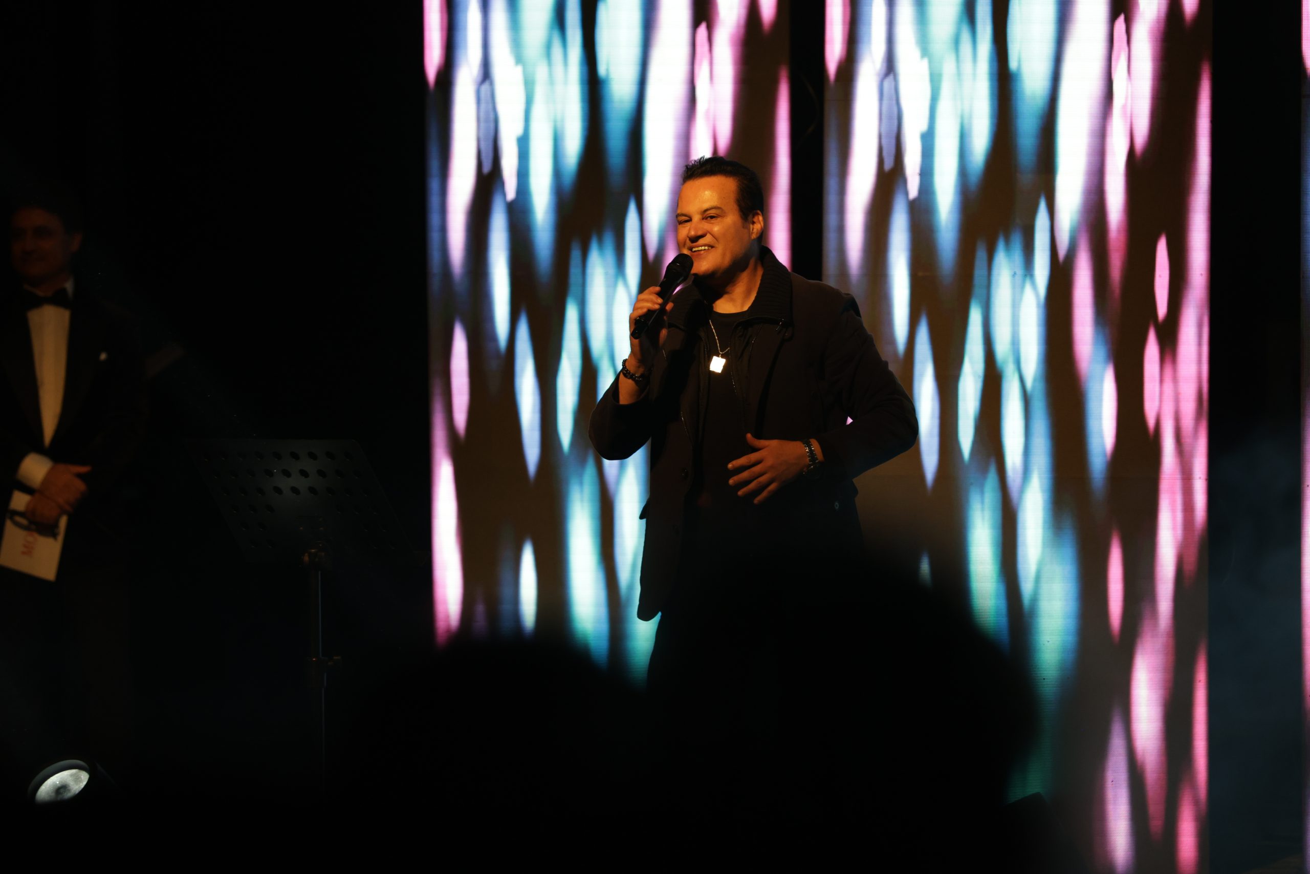 Hakan Peker: Popun Şovmeni, Sahnenin Yalnız Aslanı