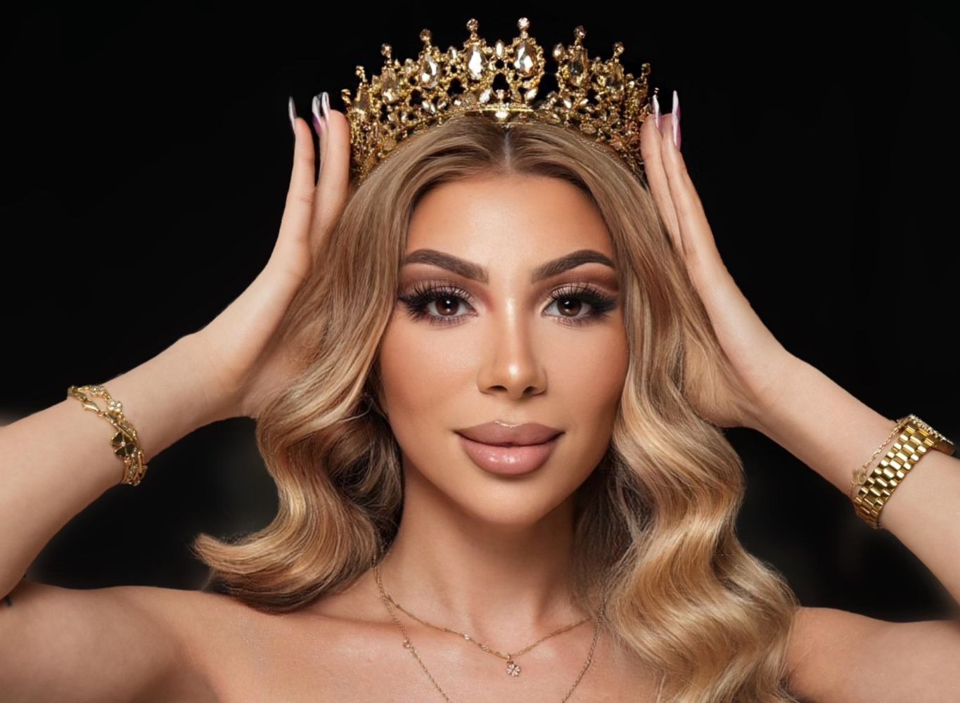 Esin Tombul Podyumların Ritmini Belirliyor: Yoğun Tempoda Sessiz Bir Güç