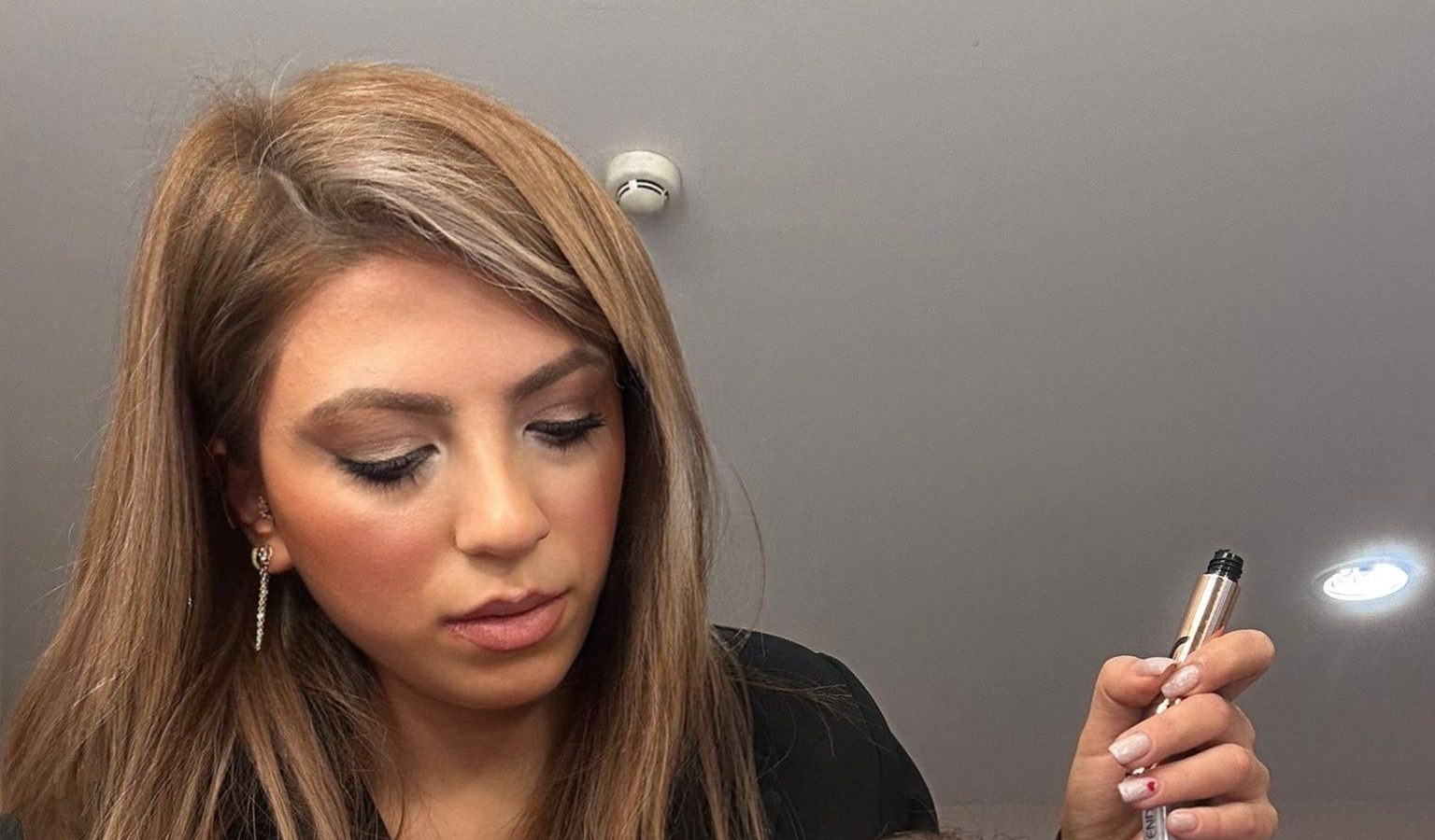 Ödüllü Make-up Artist Özge Ağyol’un Yüzlere Yazdığı Hikâye