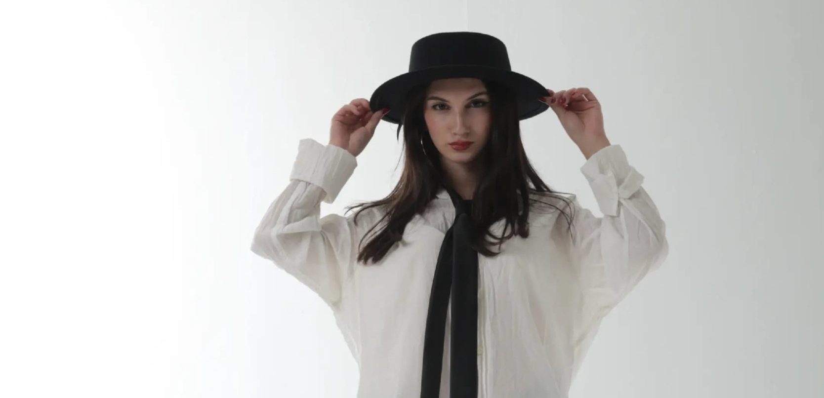 Beyza Sarı Işıltıyı Tanımlamıyor, Yeniden Yazıyor