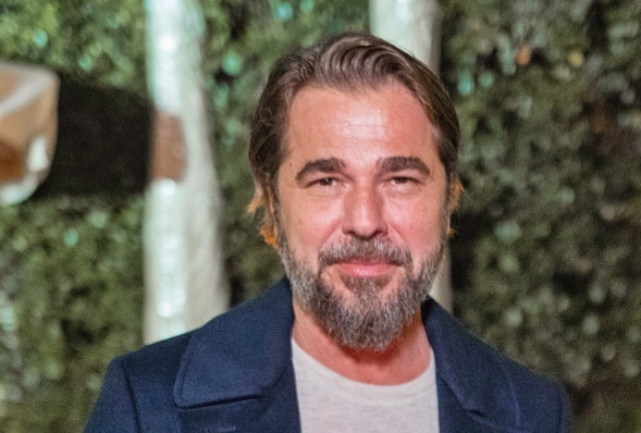 Engin Altan Düzyatan Kimdir? Kaç Yaşında, Nereli, Boyu Kaç, Eşi Kim? Hangi Dizilerde ve Filmlerde Oynadı? Engin Altan Düzyatan’ın Hayatı ve Kariyeri