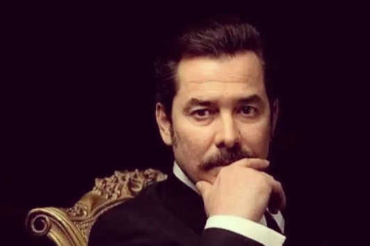 Fikret Kuşkan Kimdir? Kaç Yaşında, Nereli, Boyu Kaç, Eşi Kim? Hangi Dizilerde ve Filmlerde Oynadı? Fikret Kuşkan’ın Hayatı ve Kariyeri