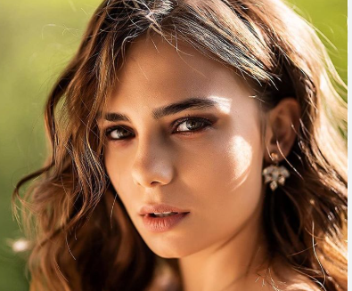 Bahar Şahin Kimdir? Kaç Yaşında, Nereli, Boyu Kaç, Sevgilisi Kim? Hangi Dizilerde ve Filmlerde Oynadı? Bahar Şahin’in Hayatı ve Kariyeri