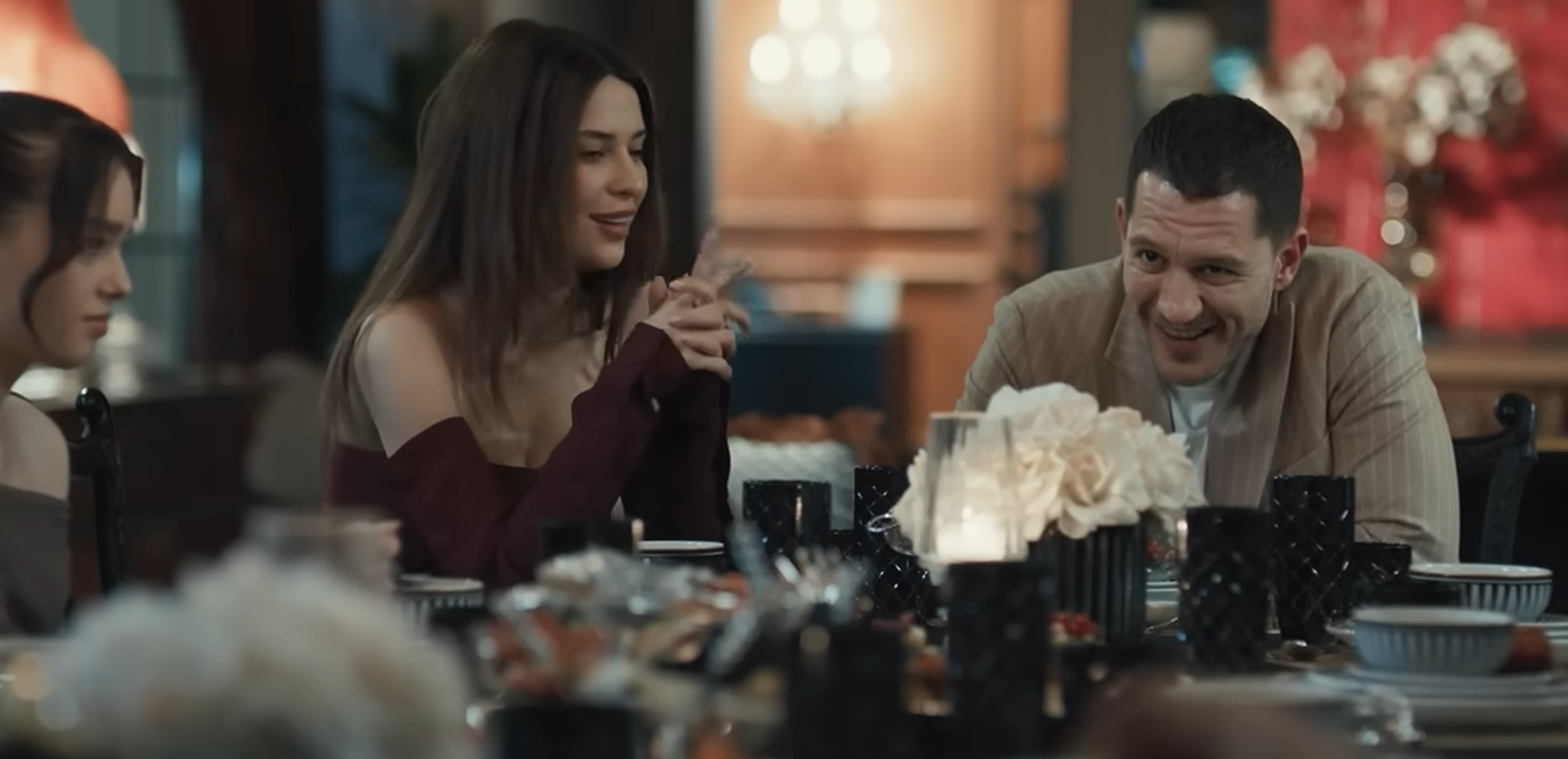 BURAK AKAN YAZDI: KARANLIĞIN İÇİNDE PARLAYAN OYUNCULUKLAR VE KAYBOLAN DERİNLİK