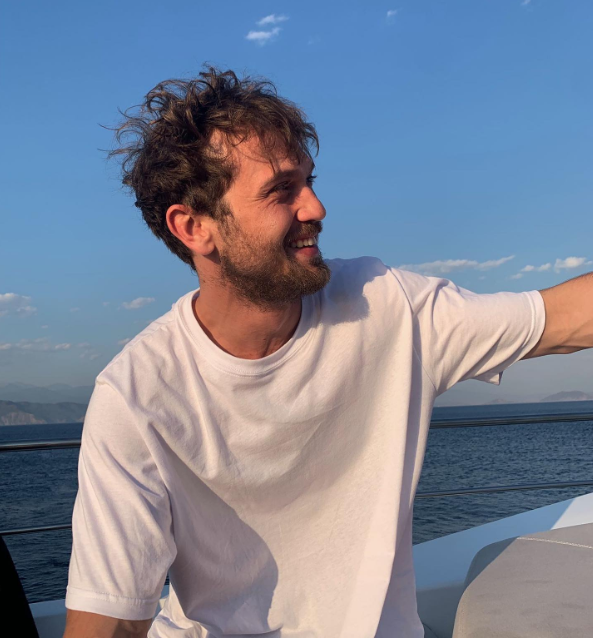 Aras Bulut İynemli Kimdir? Kaç Yaşında, Nereli, Boyu Kaç, Sevgilisi Kim? Hangi Dizilerde ve Filmlerde Oynadı? Aras Bulut İynemli’nin Hayatı ve Kariyeri