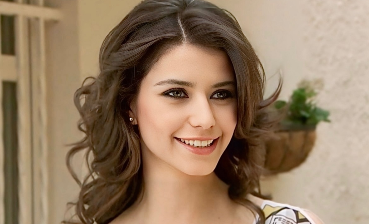 Beren Saat Kimdir? Kaç Yaşında, Nereli, Boyu Kaç, Eşi Kim? Hangi Dizilerde ve Filmlerde Oynadı? Beren Saat’in Hayatı ve Kariyeri