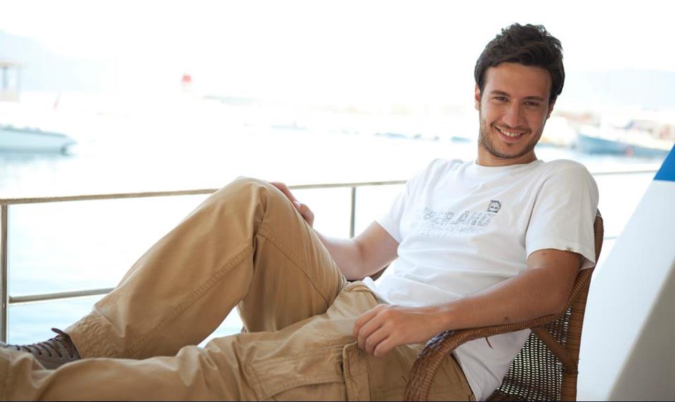 Burak Sağyaşar Kimdir? Kaç Yaşında, Nereli, Boyu Kaç, Eşi Kim? Hangi Dizilerde Oynadı? Burak Sağyaşar’ın Hayatı ve Kariyeri