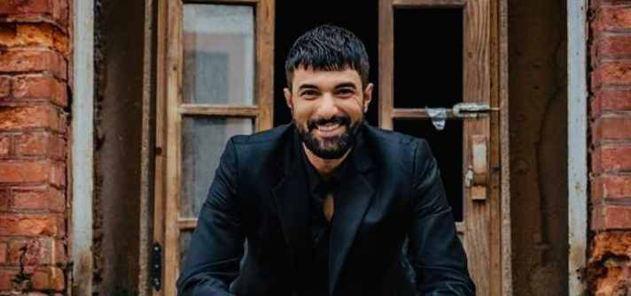 Engin Akyürek Kimdir? Kaç Yaşında, Nereli, Boyu Kaç, Sevgilisi Kim? Hangi Dizilerde ve Filmlerde Oynadı? Engin Akyürek’in Hayatı ve Kariyeri
