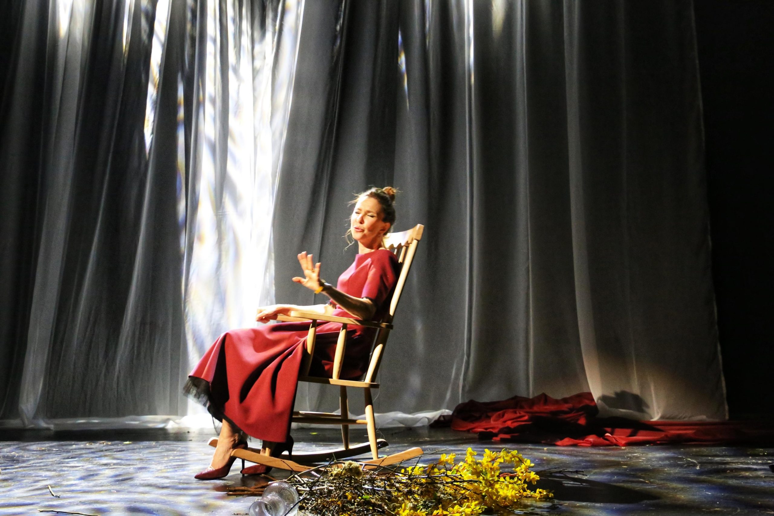 İNCİ TÜRKAY TİYATRO OYUNU “LİSTE” İLE İSTANBUL’DA PERDE AÇIYOR