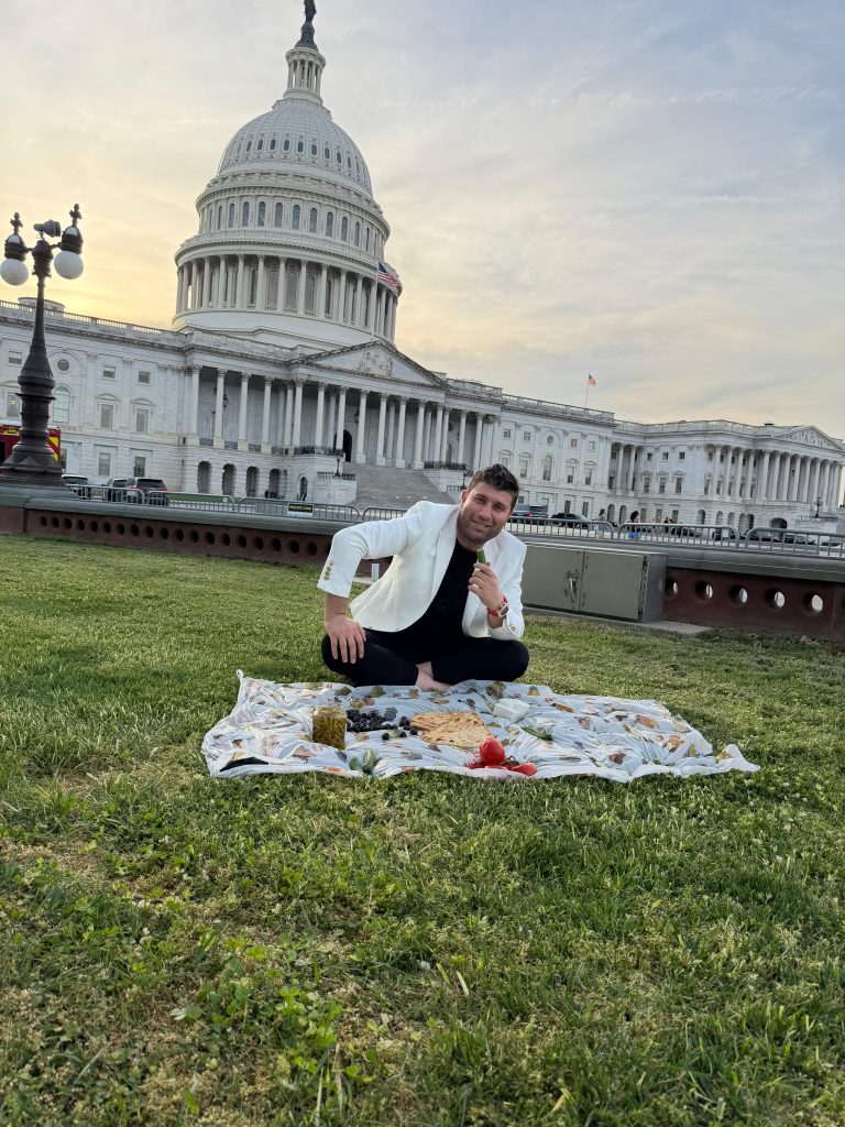 YTL Osman, Washington’da bulunan Amerikan Kongre Binası önünde Türkiye’den getirdiği biber, peynir ve zeytinlerle piknik yaptı. Turistlerin şaşkın bakışları arasında gerçekleşen bu sıra dışı anlar sosyal medyada viral oldu. Kongre önündeki Türk usulü sofra büyük ilgi gördü.
