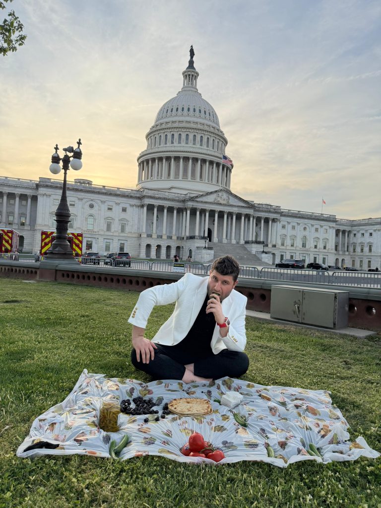 YTL Osman, Washington’da bulunan Amerikan Kongre Binası önünde Türkiye’den getirdiği biber, peynir ve zeytinlerle piknik yaptı. Turistlerin şaşkın bakışları arasında gerçekleşen bu sıra dışı anlar sosyal medyada viral oldu. Kongre önündeki Türk usulü sofra büyük ilgi gördü.
