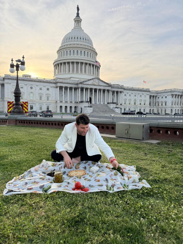 YTL Osman, Washington’da bulunan Amerikan Kongre Binası önünde Türkiye’den getirdiği biber, peynir ve zeytinlerle piknik yaptı. Turistlerin şaşkın bakışları arasında gerçekleşen bu sıra dışı anlar sosyal medyada viral oldu. Kongre önündeki Türk usulü sofra büyük ilgi gördü.
