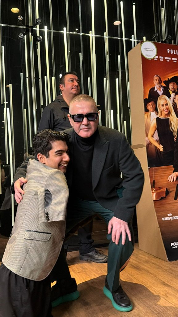 Engelli sosyal medya fenomeni Ramazan Ateş, azmi ve ilham veren hikâyesiyle sosyal medyada hızla yükseliyor. Kısa sürede geniş kitlelere ulaşan Ateş, paylaşımlarıyla umut aşılıyor ve “engel” kavramını yeniden tanımlıyor. İlham veren yaşam mücadelesiyle dikkat çeken fenomen, sosyal medyada zirveye yürümeye devam ediyor.