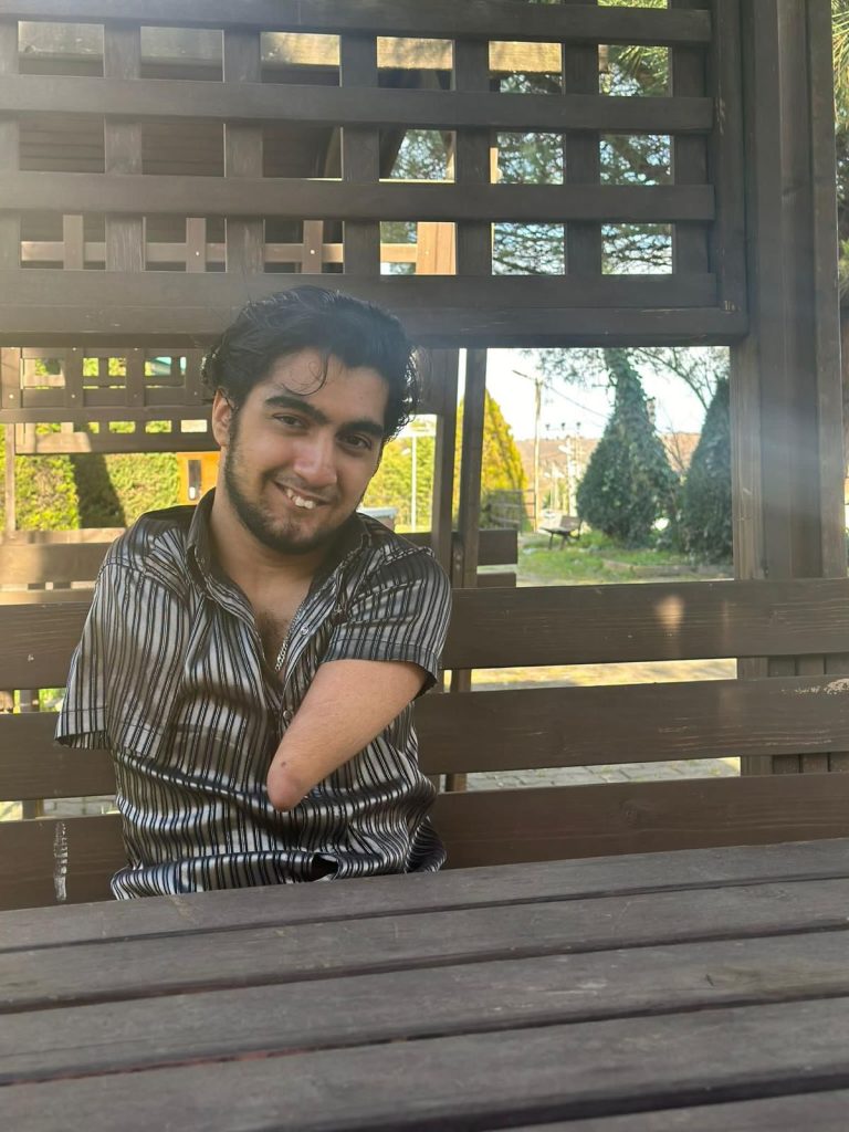 Engelli sosyal medya fenomeni Ramazan Ateş, azmi ve ilham veren hikâyesiyle sosyal medyada hızla yükseliyor. Kısa sürede geniş kitlelere ulaşan Ateş, paylaşımlarıyla umut aşılıyor ve “engel” kavramını yeniden tanımlıyor. İlham veren yaşam mücadelesiyle dikkat çeken fenomen, sosyal medyada zirveye yürümeye devam ediyor.