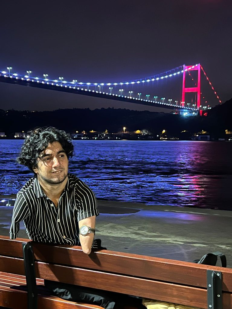 Engelli sosyal medya fenomeni Ramazan Ateş, azmi ve ilham veren hikâyesiyle sosyal medyada hızla yükseliyor. Kısa sürede geniş kitlelere ulaşan Ateş, paylaşımlarıyla umut aşılıyor ve “engel” kavramını yeniden tanımlıyor. İlham veren yaşam mücadelesiyle dikkat çeken fenomen, sosyal medyada zirveye yürümeye devam ediyor.