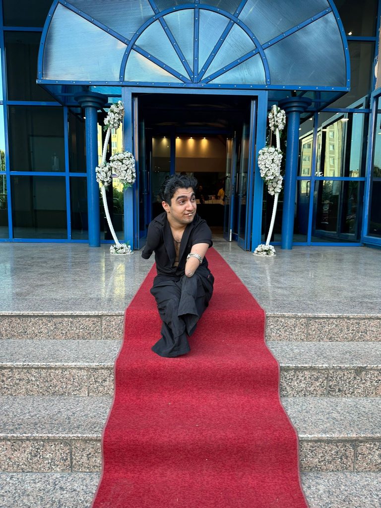 Engelli sosyal medya fenomeni Ramazan Ateş, azmi ve ilham veren hikâyesiyle sosyal medyada hızla yükseliyor. Kısa sürede geniş kitlelere ulaşan Ateş, paylaşımlarıyla umut aşılıyor ve “engel” kavramını yeniden tanımlıyor. İlham veren yaşam mücadelesiyle dikkat çeken fenomen, sosyal medyada zirveye yürümeye devam ediyor.