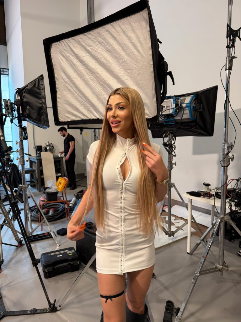 Esin Tombul, moda dünyasında seçiciliği ve zarafetiyle dikkat çeken yeni nesil modeller arasında öne çıkıyor. Her projede yer almak yerine doğru projeleri tercih eden Tombul, oyunculuk eğitimiyle kariyerini genişletirken moda sektöründe kalıcı bir iz bırakmayı hedefliyor.
