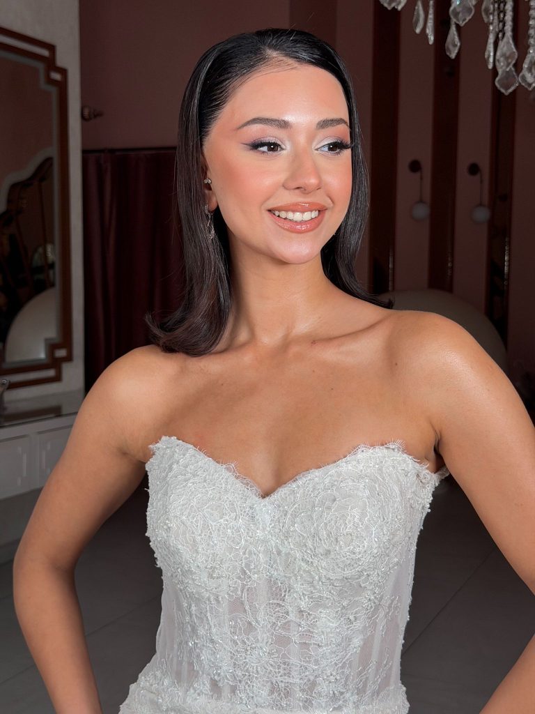 Son dönemde moda dünyasında adından sıkça söz ettiren Yağmur Beliz Karataş, zarafeti ve güçlü duruşuyla dikkatleri üzerine çekmeye devam ediyor. Kısa sürede yakaladığı çıkışla sektörün radarına giren genç model, yalnızca güzelliğiyle değil, disiplinli ve kararlı ilerleyişiyle de konuşuluyor.