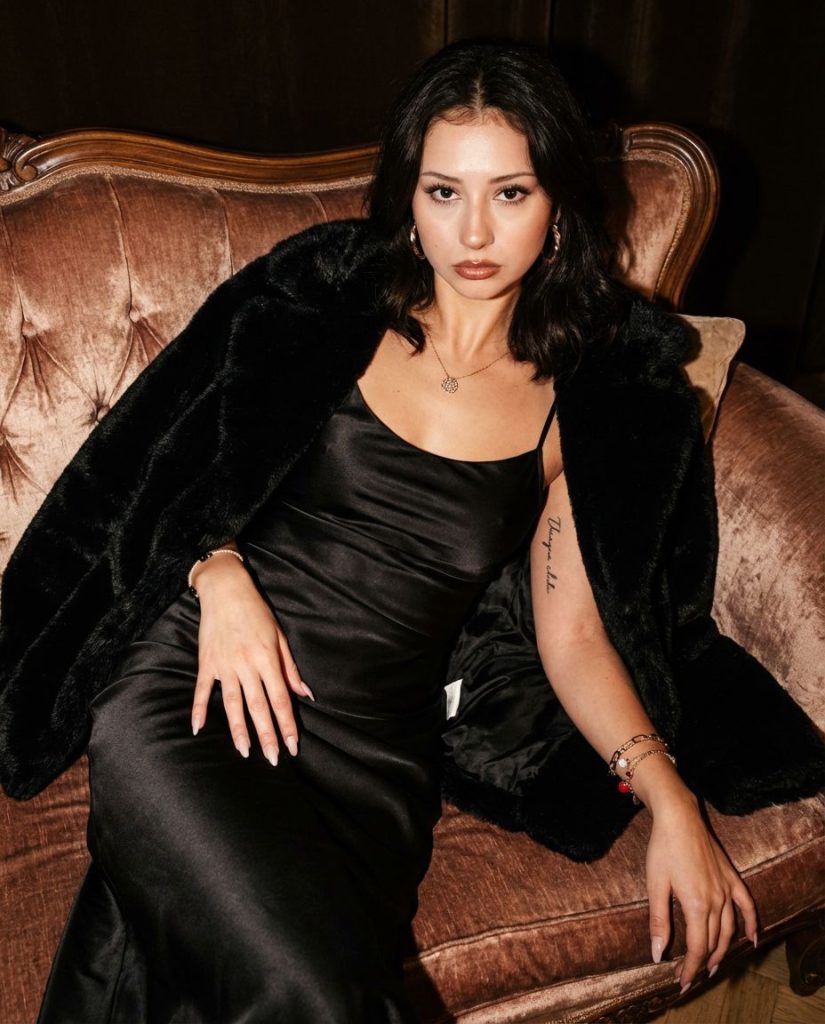 Son dönemde moda dünyasında adından sıkça söz ettiren Yağmur Beliz Karataş, zarafeti ve güçlü duruşuyla dikkatleri üzerine çekmeye devam ediyor. Kısa sürede yakaladığı çıkışla sektörün radarına giren genç model, yalnızca güzelliğiyle değil, disiplinli ve kararlı ilerleyişiyle de konuşuluyor.