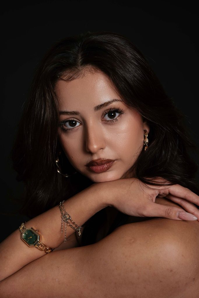 Son dönemde moda dünyasında adından sıkça söz ettiren Yağmur Beliz Karataş, zarafeti ve güçlü duruşuyla dikkatleri üzerine çekmeye devam ediyor. Kısa sürede yakaladığı çıkışla sektörün radarına giren genç model, yalnızca güzelliğiyle değil, disiplinli ve kararlı ilerleyişiyle de konuşuluyor.