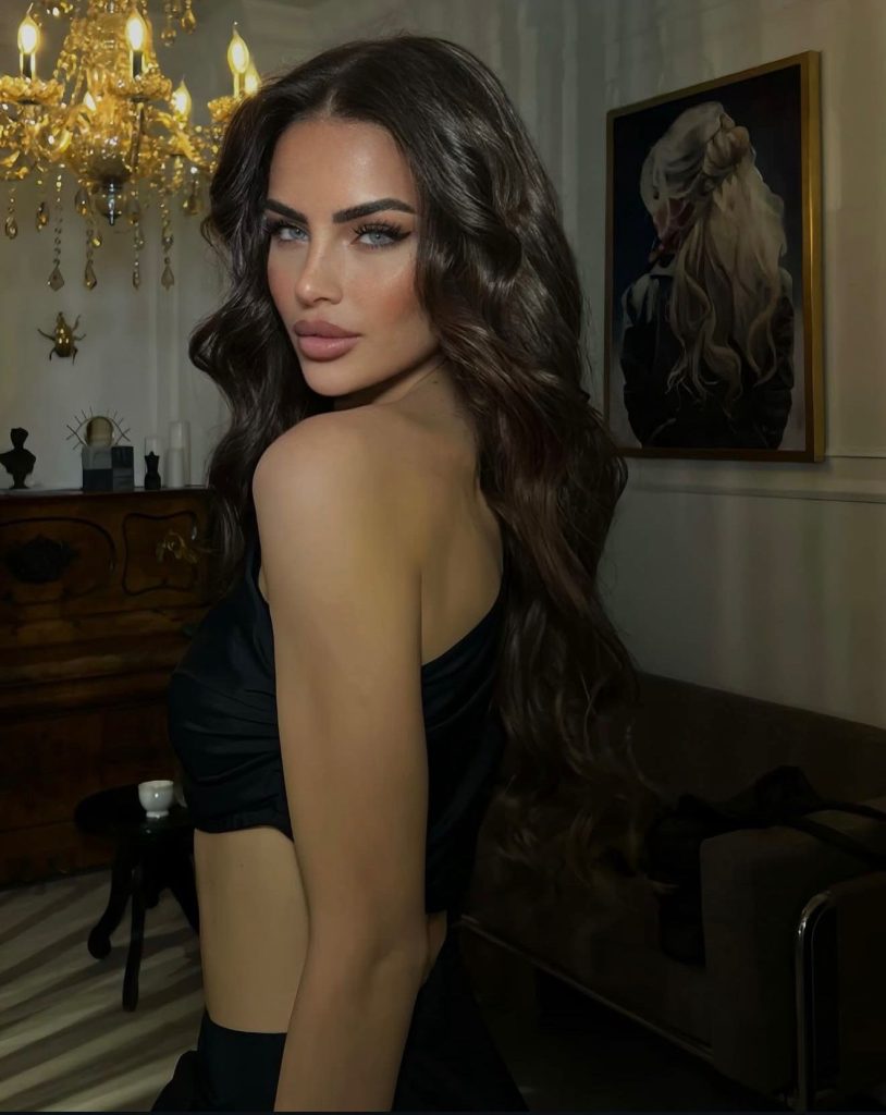 Türkiye Kraliçesi Başak Akdeniz, moda dünyasında yükselişiyle dikkat çekiyor. Zarafeti, güçlü duruşu ve seçici proje anlayışıyla öne çıkan başarılı model, kısa sürede sektörün en çok konuşulan isimlerinden biri haline geldi. Uluslararası hedefleriyle adından söz ettiren Başak Akdeniz, Google’da en çok aranan modeller arasında yer almaya aday gösteriliyor.
