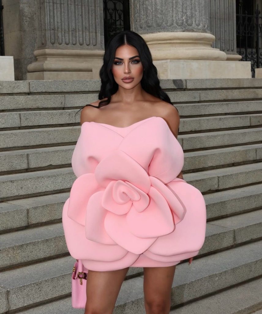 Türkiye Kraliçesi Başak Akdeniz, moda dünyasında yükselişiyle dikkat çekiyor. Zarafeti, güçlü duruşu ve seçici proje anlayışıyla öne çıkan başarılı model, kısa sürede sektörün en çok konuşulan isimlerinden biri haline geldi. Uluslararası hedefleriyle adından söz ettiren Başak Akdeniz, Google’da en çok aranan modeller arasında yer almaya aday gösteriliyor.
