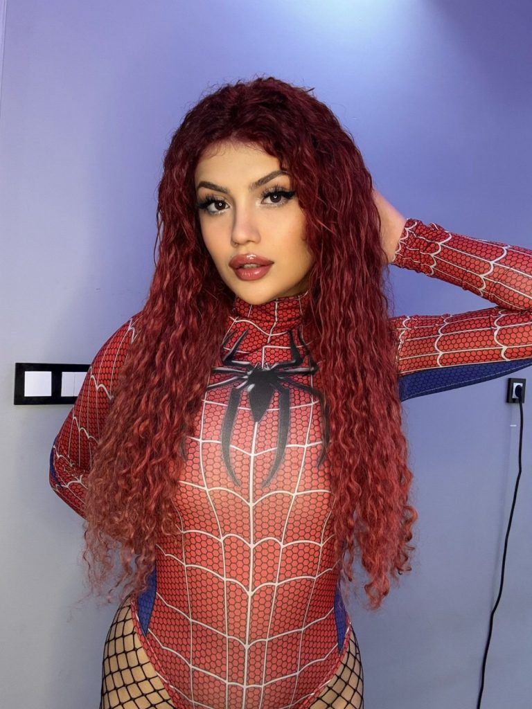 Henüz 22 yaşında olmasına rağmen sosyal medyada yakaladığı çıkışı modellik ve ekran dünyasına taşıyan Nazar Bozkurt, zarafeti, özgüveni ve dikkat çeken tarzıyla magazin ve moda dünyasının en çok konuşulan yeni isimlerinden biri haline geliyor. Yaz sezonuna damga vurması beklenen projeleriyle Bozkurt, şimdiden “yeni neslin yıldızı” olarak gösteriliyor.
