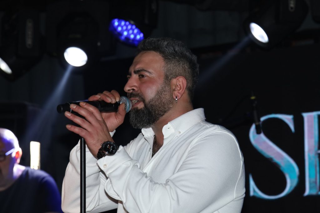 Türk müzik sahnesinin güçlü isimlerinden Servet İnal, yeni şarkısı “Anlatamıyorum” için düzenlediği görkemli lansman gecesiyle gündeme damga vurdu. Sahnedeki enerjisi, duygusal açıklamaları ve izleyicilerle kurduğu bağla dikkat çeken sanatçı, yeni şarkısıyla yaz sezonunun en iddialı hitlerinden birine imza attı.
