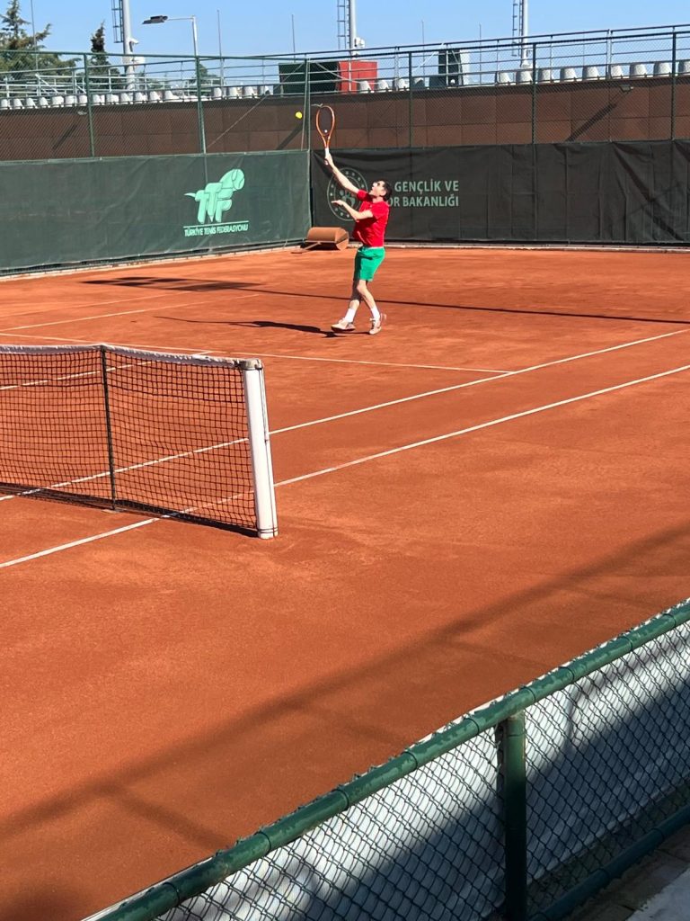 Türkiye’de düzenlenen Tenis Milli Takım seçmelerinde dikkat çeken bir başarıya imza atan Cansel Elçin, turnuvayı birincilikle tamamladı. Türkiye’nin en iyi 16 tenis oyuncusunun mücadele ettiği seçmelerde üstün performans sergileyen Elçin, ilk 4’e girerek finale yükseldi ve organizasyonu zirvede bitirdi.
