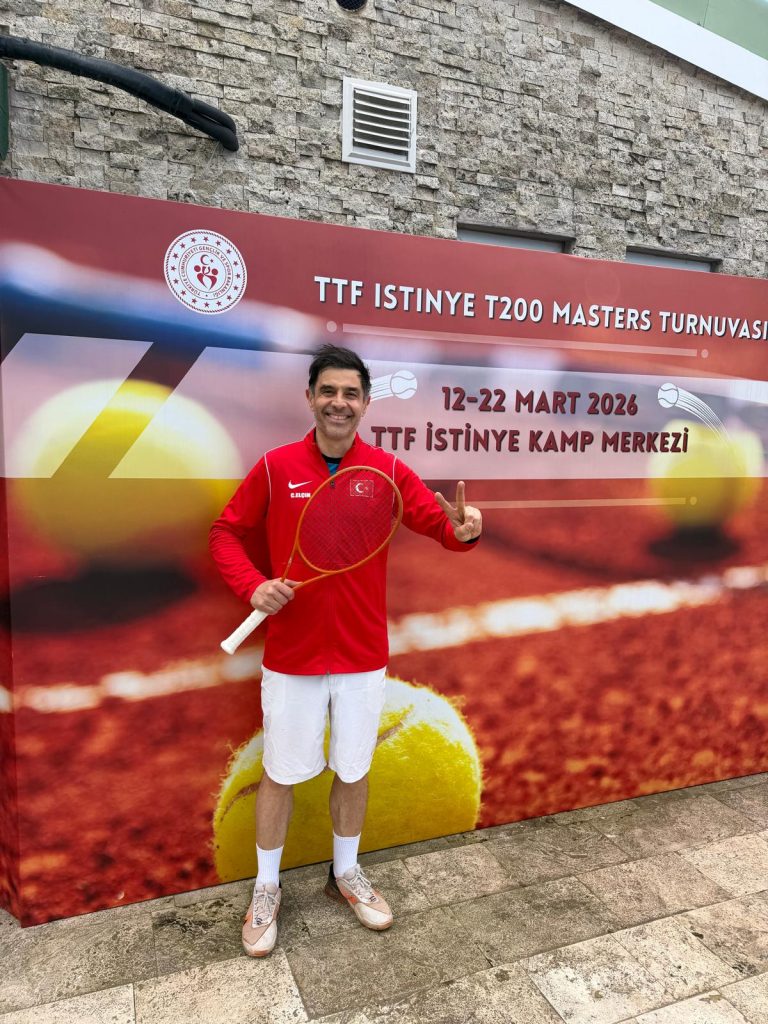 Türkiye’de düzenlenen Tenis Milli Takım seçmelerinde dikkat çeken bir başarıya imza atan Cansel Elçin, turnuvayı birincilikle tamamladı. Türkiye’nin en iyi 16 tenis oyuncusunun mücadele ettiği seçmelerde üstün performans sergileyen Elçin, ilk 4’e girerek finale yükseldi ve organizasyonu zirvede bitirdi.
